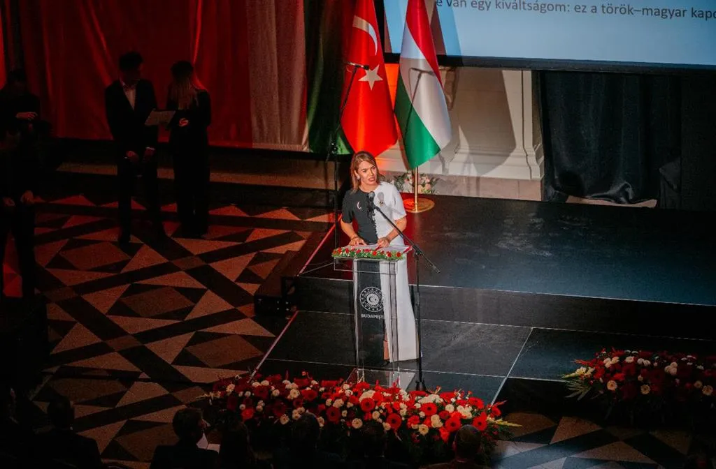 Budapest vörös-fehérbe öltözött: így köszöntötték a 102 éves Török Köztársaságot