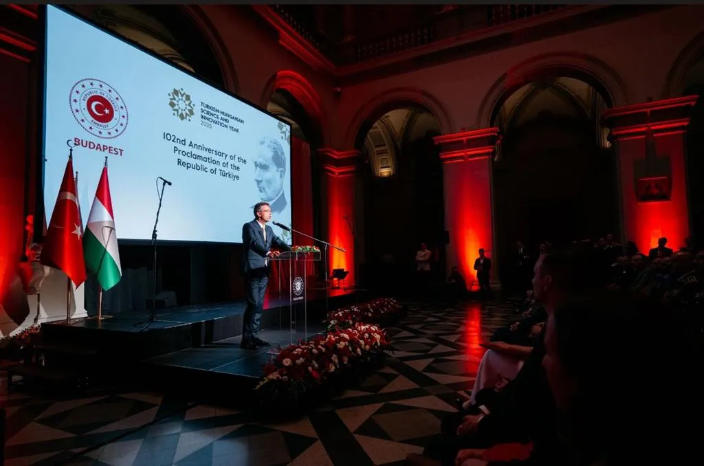 Budapest vörös-fehérbe öltözött: így köszöntötték a 102 éves Török Köztársaságot