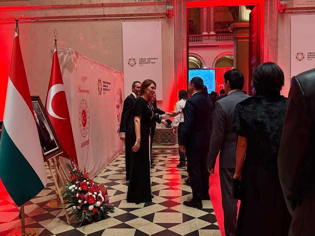 Budapest vörös-fehérbe öltözött: így köszöntötték a 102 éves Török Köztársaságot