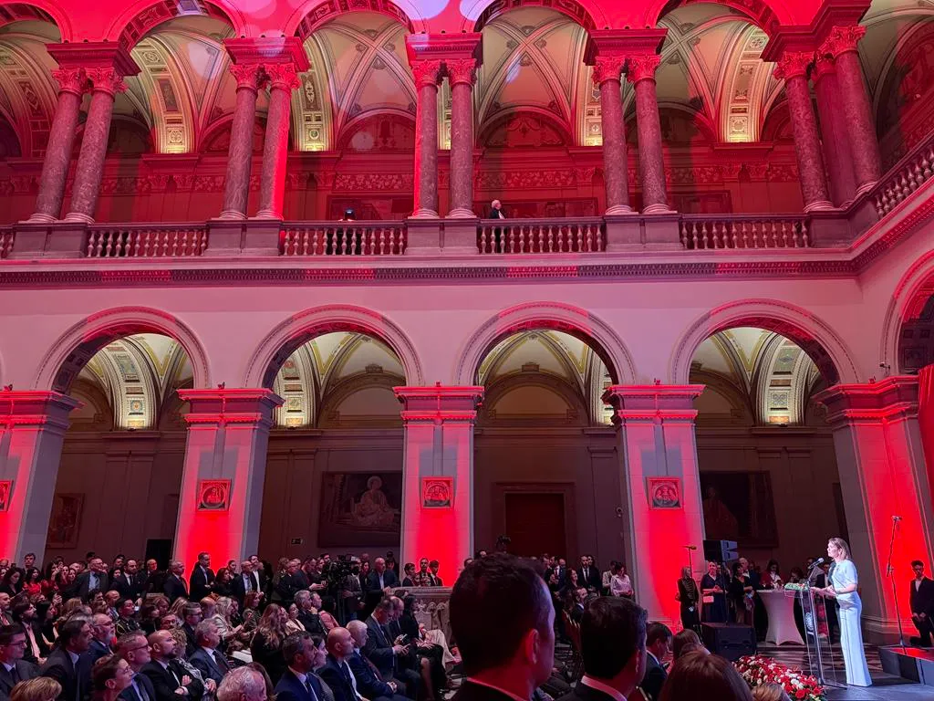 Budapest vörös-fehérbe öltözött: így köszöntötték a 102 éves Török Köztársaságot