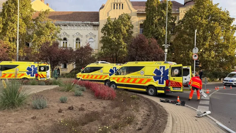 Durva buszbaleset Szolnokon