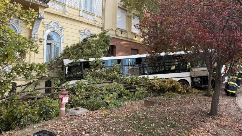 Durva buszbaleset Szolnokon