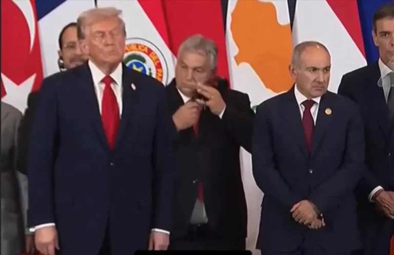 Orbán Viktor és a tolmácsgép