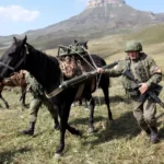 orosz katonák lóháton Donbasz Oroszország háború