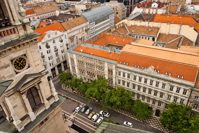 Modern többlakásos épület a városban, ahol a lakásárak 2025-ben jelentősen emelkednek, részben az Otthon Start Program hatására.