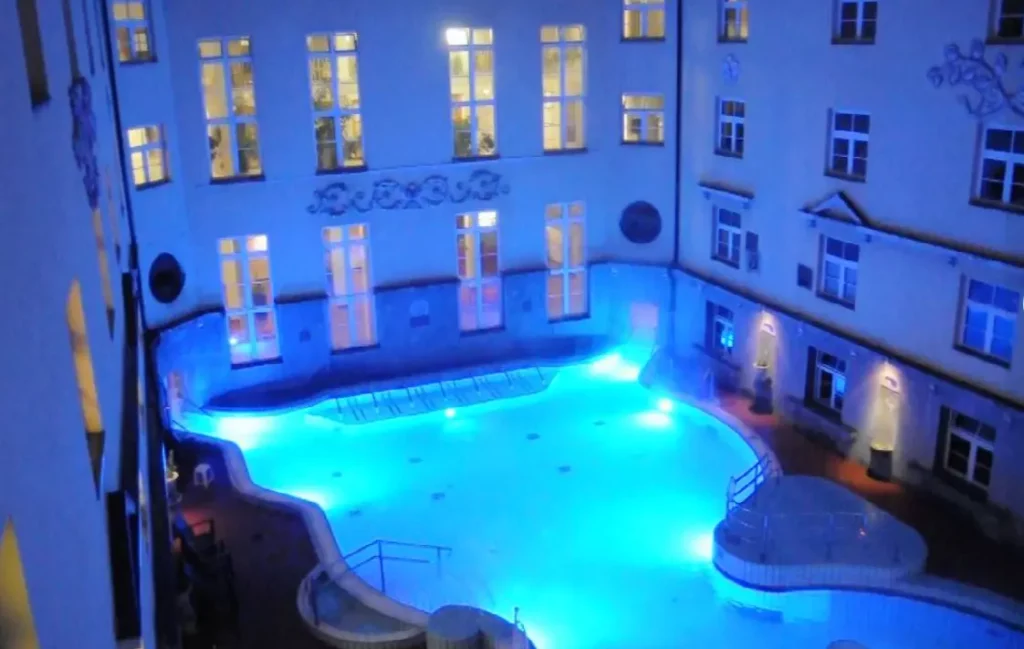 Legjobb fürdők este Budapesten éjszakai fürdőzésre, Lukács