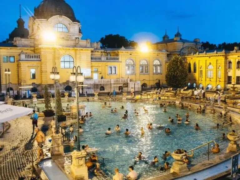 Legjobb fürdők este Budapesten éjszakai fürdőzésre, Száchenyi
