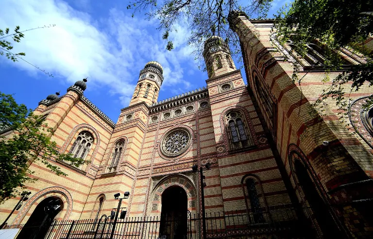 A Dohány utcai zsinagóga a zsidőnegyedben