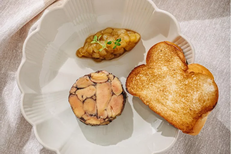 Recept: Hízott kacsamáj terrine kakukkfüves körtechutneyval