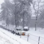 Hókotró dolgozik Dobogókőn 2025. november 21-én. havazás