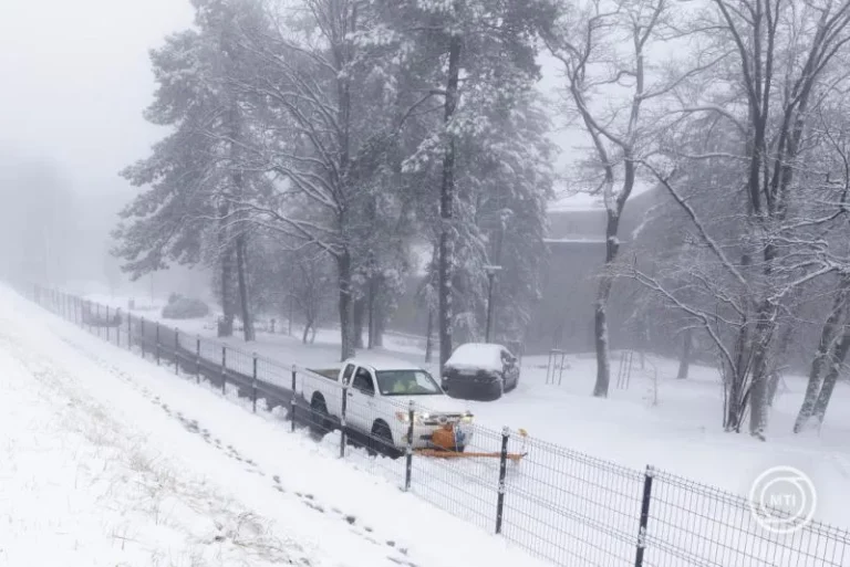 Hókotró dolgozik Dobogókőn 2025. november 21-én. havazás