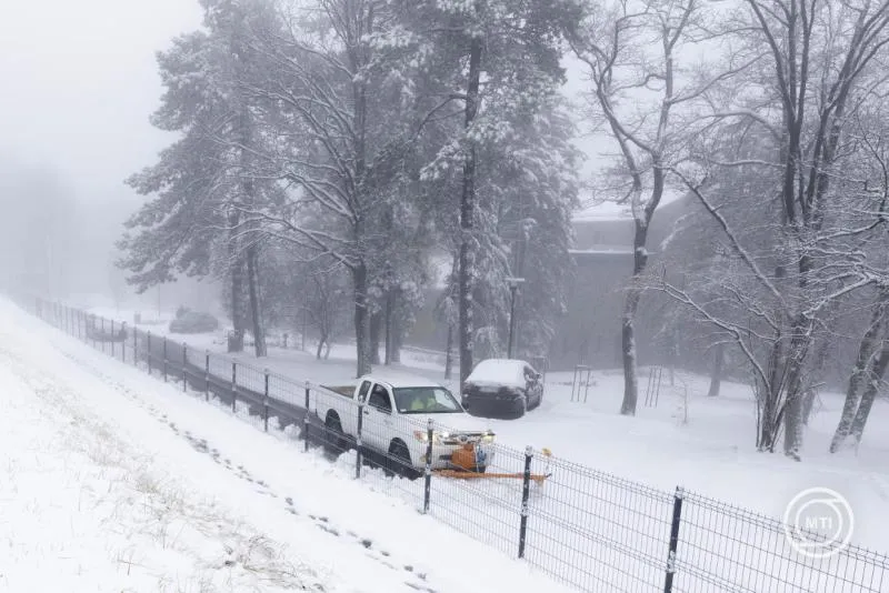 Hókotró dolgozik Dobogókőn 2025. november 21-én. havazás