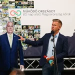 Magyar Péter egy Orbán kartonfigurával vitázik