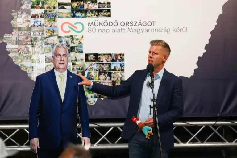Magyar Péter egy Orbán kartonfigurával vitázik
