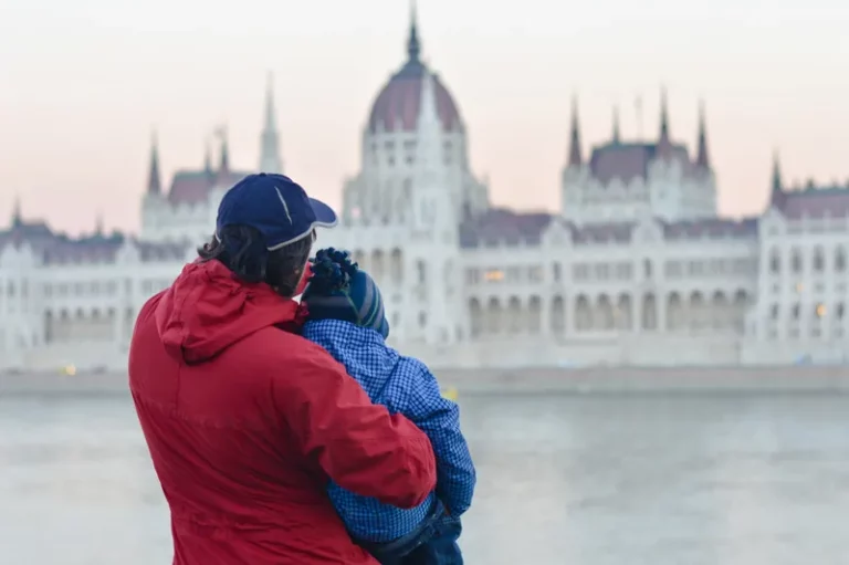 egy apuka és a fia budapesten a parlamenttel szemben a duna budai oldalán népességcsökkenés statisztika