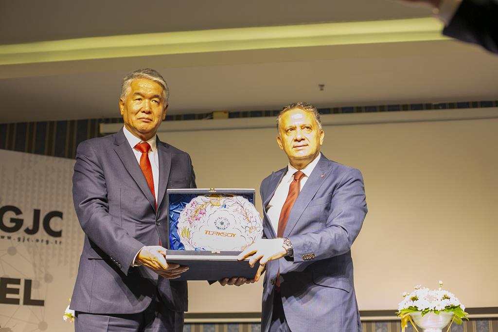 Sultan Raev, a TURKSOY főtitkára és Mehmet Ali Dim, a Tanács elnöke