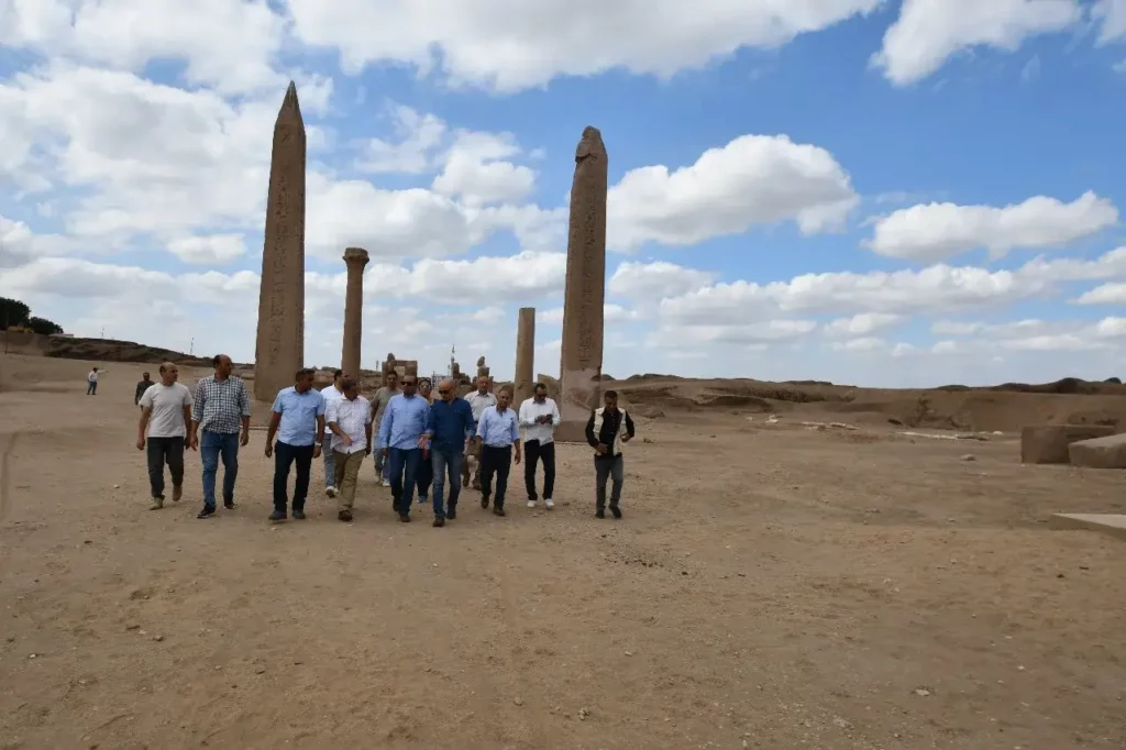 Sétáló emberek egy régészeti lelőhely felett, a felszíni bejárás során. Egyiptomban