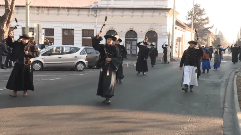 Hagyományosan szeretnéd búcsúztatni az óévet? Ezeken a településeken megtapasztalhatod a csergetés hagyományát