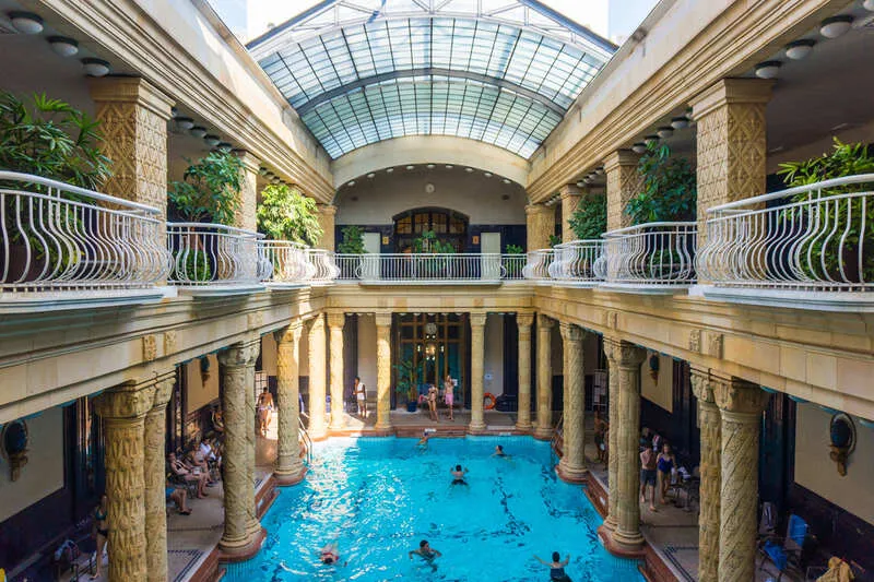 Tovább csúszhat a Gellért és a Rác fürdő felújítása: mikor fürödhetünk újra az ikonikus fürdőkben?