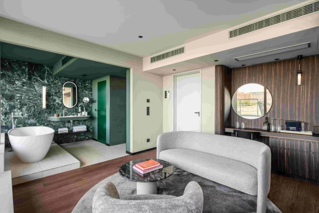 Leon Hotel Lounge bathroom