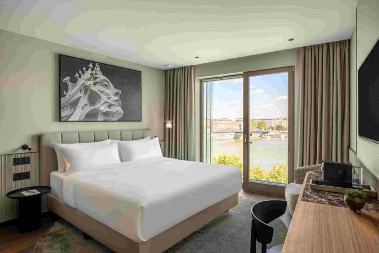 Leon Hotel Lounge room