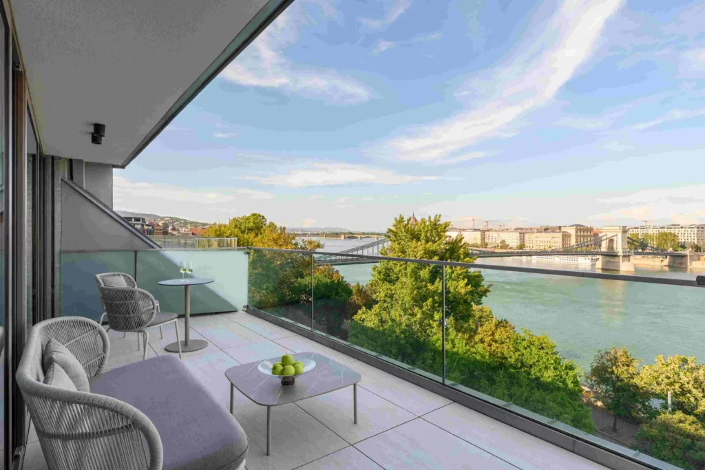 Leon Hotel Lounge terrace