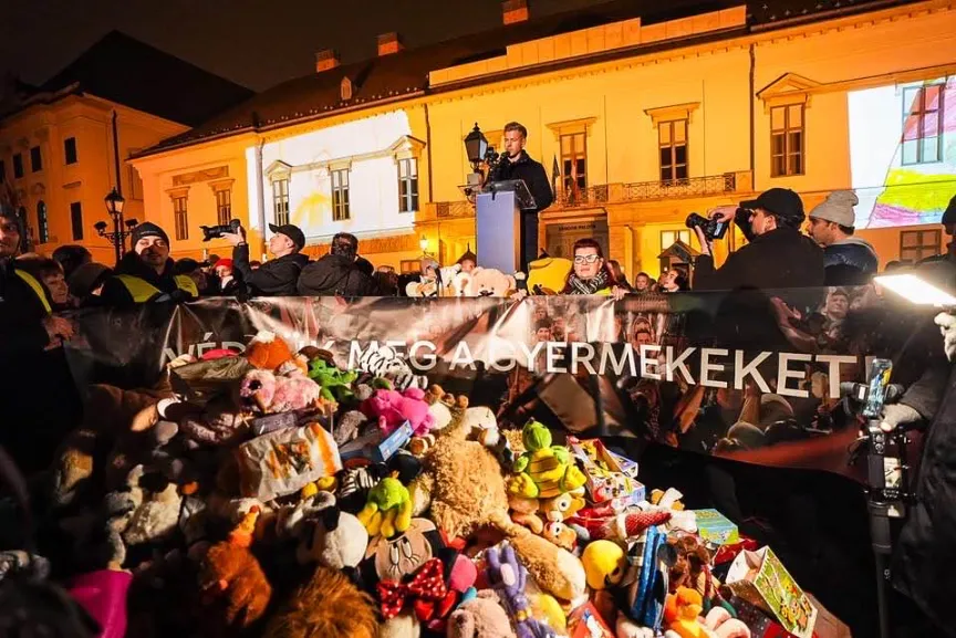 Magyar Péter a tüntetésen kormányváltás
