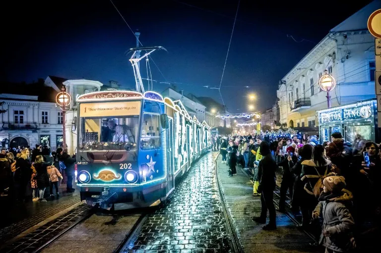 Miskolcon utazhatsz Európa legszebb adventi villamosán