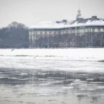 Ha nem muszáj, ne indulj útnak: Hófúvás miatt riasztást adtak ki több térségben