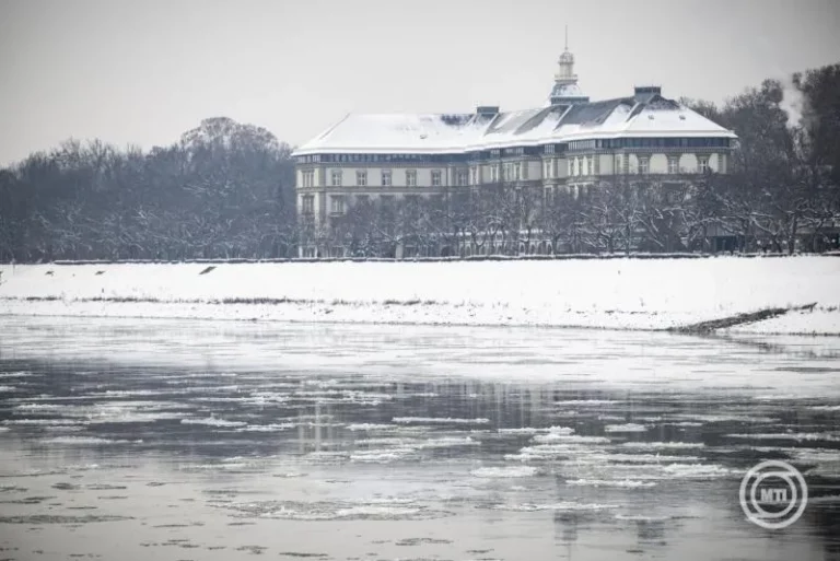 Ha nem muszáj, ne indulj útnak: Hófúvás miatt riasztást adtak ki több térségben