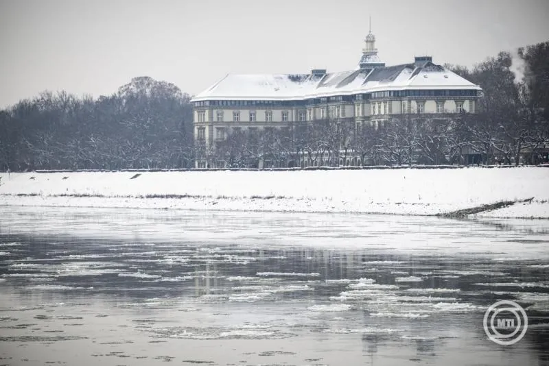 Ha nem muszáj, ne indulj útnak: Hófúvás miatt riasztást adtak ki több térségben