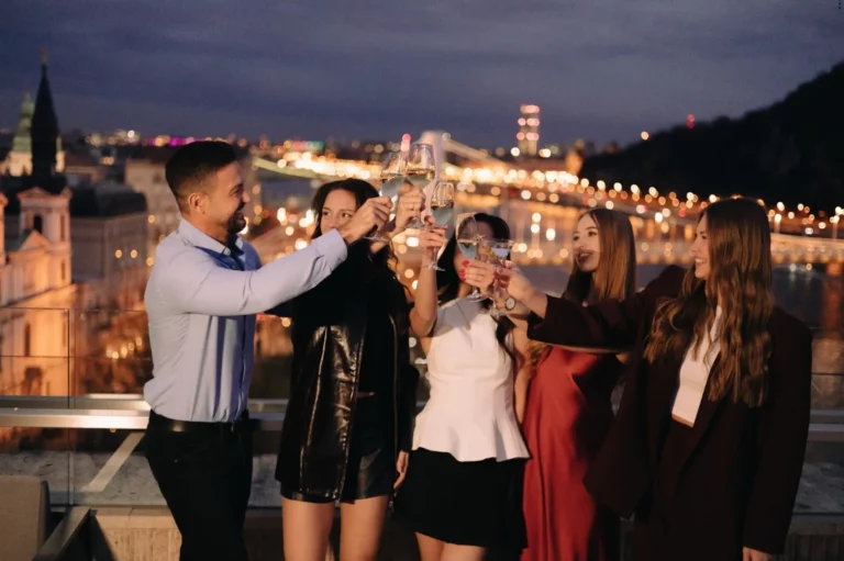 Rooftop bár Budapesten: Remek helyek, ahol a főváros a lábad előtt hever