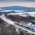 Hosszabb menetidő a magyarországi vonat- és a buszközlekedésben, áramkiesés több megyében