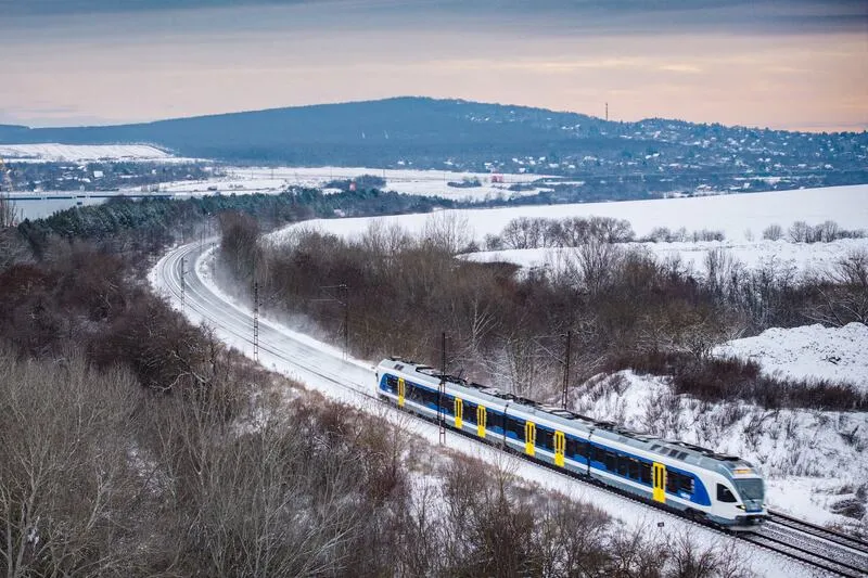 Hosszabb menetidő a magyarországi vonat- és a buszközlekedésben, áramkiesés több megyében