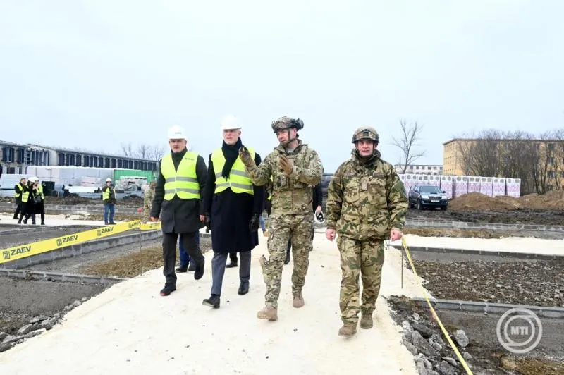 modern katonai komplexum 20 éve elhagyatott laktanya helyén