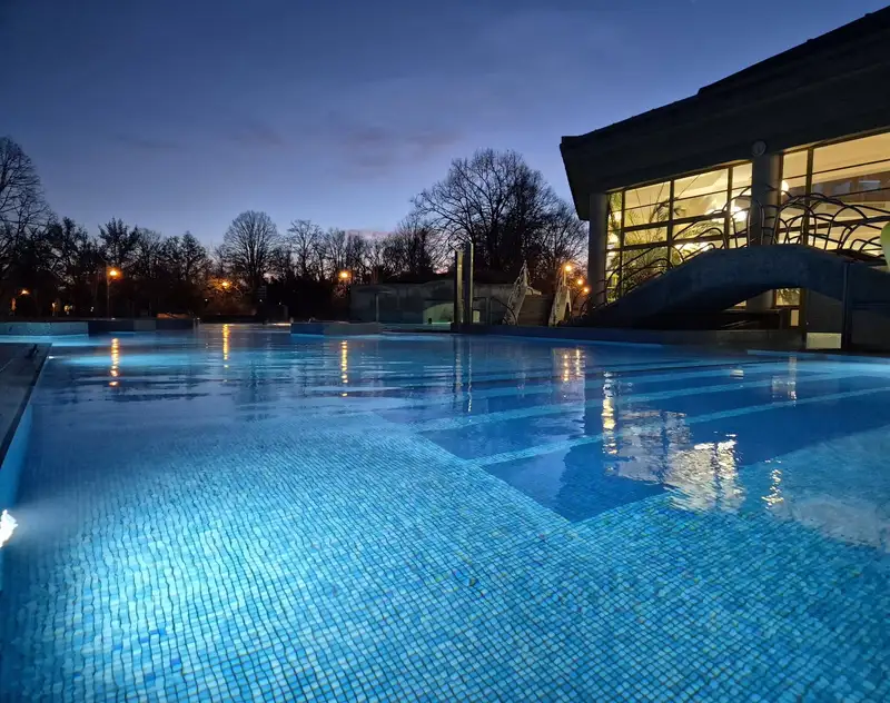 Kiskunmajsai Gyógy- és Élményfürdő éjszakai fürdőzés