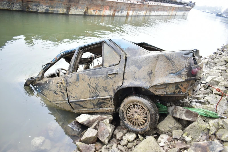 paks duna autó dunába hajtott autó