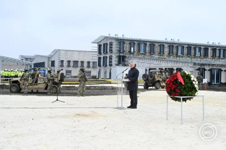 modern katonai komplexum 20 éve elhagyatott laktanya helyén