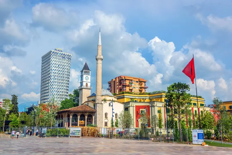 Tirana Albánia utazás nyaralás úti cél úti kalauz