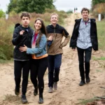 Képzeletszínházi jótékonysági est a Világom Alapítvány javára Különleges, rendhagyó képzeletszínházi est érkezik március 24-én, kedden este a Budapest Music Centerbe (BMC) egy egyszerre finoman humoros, mélyen elgondolkodtató, felszabadítóan őszinte – és igazán lélekmelengető program. Az előadás különlegessége – ami miatt minden szereplő nagy örömmel csatlakozott a kezdeményezéshez –, hogy az egyes színházi jelenetek között FEJÉRVÁRI ZOLTÁN élő zongorajátéka lesz hallható. A négyrészes BMC-programsorozat első részeként szervezett esemény bevételét a Világom Alapítvány otthonának építésére fordítják, ahol nyolc autizmussal élő fiatal találhatja majd meg az életre szóló biztonságot és gondoskodást. Szereplők Dobra Mara – színésznő Fejérvári Zoltán – zongoraművész Horváth Lili – Jászai Mari-díjas színésznő Inotay Ákos – színész Mantz László – műsorvezető Sztojcseva Eszter – az alapítvány elnöke Tollár Mónika – produkciós vezető, rendező Urbanovits Krisztina – színésznő ”A NŐ, HA ELMÚLT NEGYVEN... “ című egyszerre finoman humoros, mélyen elgondolkodtató, felszabadítóan őszinte és igazán lélekmelengető produkció jóvoltából március 24-én estea mindennapos emberi játszmáinkra láthatnak rá a nézők szórakoztató formában, egyfajta nevetőizom tréningként. Az előadás magával ragadó stílusban szólítja meg a fanyar humor szerelmeseit, remek ki- és bekapcsolódást biztosítva számukra. Ennek az estnek a különlegessége – ami miatt minden szereplő nagy örömmel csatlakozott a kezdeményezéshez –, hogy az egyes színházi jelenetek között FEJÉRVÁRI ZOLTÁN élő zongorajátéka lesz hallható. Így lesz ez a produkció színház- és zeneművészet különleges, szeretetteljes találkozása, ahol a közös nevező, a kapocs a játékosság és a derű. Afféle asszociáció-folyam éles tükör – szavakból és hangjegyekből csiszolva... A jótékonysági est a Világom Alapítvány munkáját támogatja, célja pedig, hogy a művészet erejével hívja fel a figyelmet a fogyatékossággal élő emberek társadalmi integrációjára és mindennapi kihívásaira. A négyrészes BMC-programsorozat első részeként szervezett esemény bevételét a Világom Alapítvány otthonának építésére fordítják, ahol nyolc autizmussal élő fiatal találhatja majd meg az életre szóló biztonságot és gondoskodást. Az üres telek már megvan, és a Láris Barnabás vezetésével megalakult tervezői konzorcium nagylelkű felajánlásának köszönhetően pro bono elkészültek az épület tervei. Ez a rendezvény alkalmat ad arra is, hogy a közönség közelebbről megismerje az alapítvány tevékenységét, miközben részvételük egyszerre adomány és élmény, hiszen a bevételek majd tényleges, kézzelfogható segítséget nyújtanak a ház felépítéséhez. Az est továbbá remek alkalom a közösségépítésre, baráti találkozásokra és új kapcsolatok létrehozására a művészet és a szolidaritás metszéspontjában.