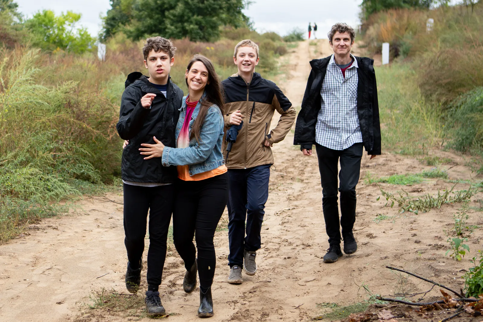 Képzeletszínházi jótékonysági est a Világom Alapítvány javára Különleges, rendhagyó képzeletszínházi est érkezik március 24-én, kedden este a Budapest Music Centerbe (BMC) egy egyszerre finoman humoros, mélyen elgondolkodtató, felszabadítóan őszinte – és igazán lélekmelengető program. Az előadás különlegessége – ami miatt minden szereplő nagy örömmel csatlakozott a kezdeményezéshez –, hogy az egyes színházi jelenetek között FEJÉRVÁRI ZOLTÁN élő zongorajátéka lesz hallható. A négyrészes BMC-programsorozat első részeként szervezett esemény bevételét a Világom Alapítvány otthonának építésére fordítják, ahol nyolc autizmussal élő fiatal találhatja majd meg az életre szóló biztonságot és gondoskodást. Szereplők Dobra Mara – színésznő Fejérvári Zoltán – zongoraművész Horváth Lili – Jászai Mari-díjas színésznő Inotay Ákos – színész Mantz László – műsorvezető Sztojcseva Eszter – az alapítvány elnöke Tollár Mónika – produkciós vezető, rendező Urbanovits Krisztina – színésznő ”A NŐ, HA ELMÚLT NEGYVEN... “ című egyszerre finoman humoros, mélyen elgondolkodtató, felszabadítóan őszinte és igazán lélekmelengető produkció jóvoltából március 24-én estea mindennapos emberi játszmáinkra láthatnak rá a nézők szórakoztató formában, egyfajta nevetőizom tréningként. Az előadás magával ragadó stílusban szólítja meg a fanyar humor szerelmeseit, remek ki- és bekapcsolódást biztosítva számukra. Ennek az estnek a különlegessége – ami miatt minden szereplő nagy örömmel csatlakozott a kezdeményezéshez –, hogy az egyes színházi jelenetek között FEJÉRVÁRI ZOLTÁN élő zongorajátéka lesz hallható. Így lesz ez a produkció színház- és zeneművészet különleges, szeretetteljes találkozása, ahol a közös nevező, a kapocs a játékosság és a derű. Afféle asszociáció-folyam éles tükör – szavakból és hangjegyekből csiszolva... A jótékonysági est a Világom Alapítvány munkáját támogatja, célja pedig, hogy a művészet erejével hívja fel a figyelmet a fogyatékossággal élő emberek társadalmi integrációjára és mindennapi kihívásaira. A négyrészes BMC-programsorozat első részeként szervezett esemény bevételét a Világom Alapítvány otthonának építésére fordítják, ahol nyolc autizmussal élő fiatal találhatja majd meg az életre szóló biztonságot és gondoskodást. Az üres telek már megvan, és a Láris Barnabás vezetésével megalakult tervezői konzorcium nagylelkű felajánlásának köszönhetően pro bono elkészültek az épület tervei. Ez a rendezvény alkalmat ad arra is, hogy a közönség közelebbről megismerje az alapítvány tevékenységét, miközben részvételük egyszerre adomány és élmény, hiszen a bevételek majd tényleges, kézzelfogható segítséget nyújtanak a ház felépítéséhez. Az est továbbá remek alkalom a közösségépítésre, baráti találkozásokra és új kapcsolatok létrehozására a művészet és a szolidaritás metszéspontjában.