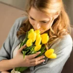 nőnap mosolygó nő tulipán