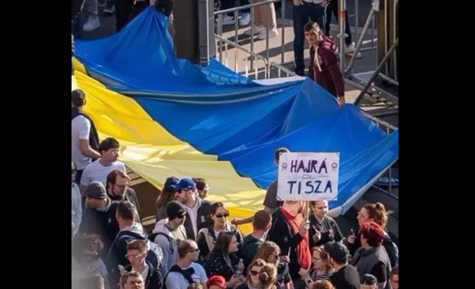 Magyar Péter hatalmas ukrán zászló a meneten