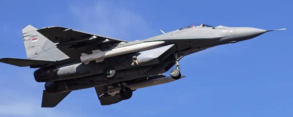 Szerb vadászbombázó CM-400-as rakétákkal felszerelve