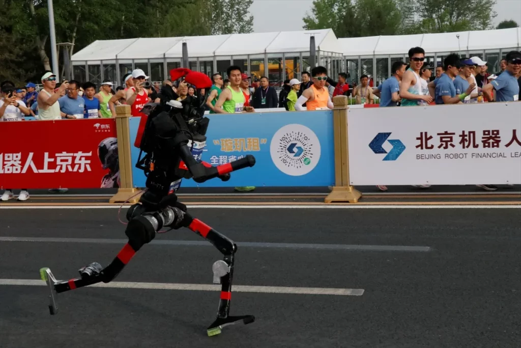Humanoid Robot Felmaratonon Dontotte Meg Az Emberi Vilagrekordot X
