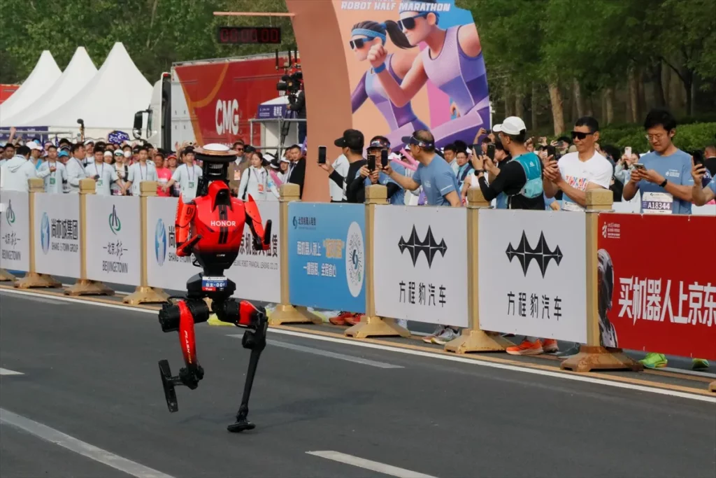 Humanoid Robot Felmaratonon Dontotte Meg Az Emberi Vilagrekordot X