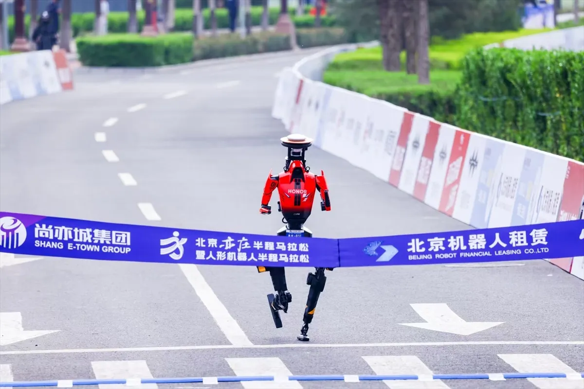 Humanoid Robot Felmaratonon Dontotte Meg Az Emberi Vilagrekordot