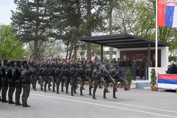 Szerbia modern hadsereget épít