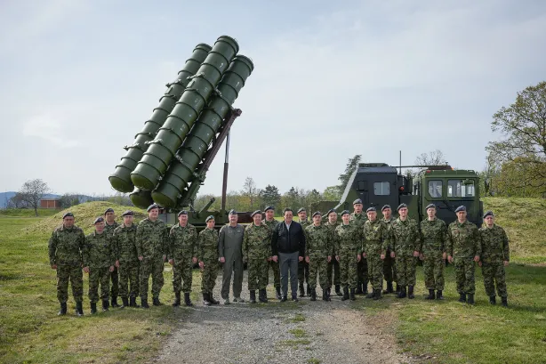 Szerbia modern hadsereget épít