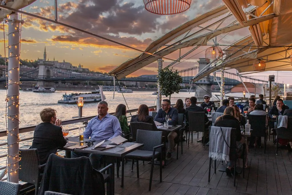 Új koncepcióval hangolja át a budapesti Duna élményt a Spoon The Boat